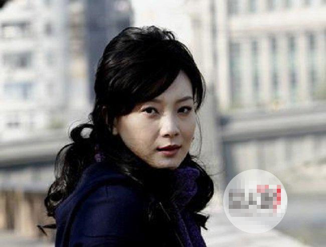 吴秀波曾用9个字形容婚姻,字字精辟!妻子近照流出,颜高身材好