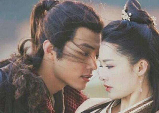 肖战片场搂着李沁的脖子,谁注意到李沁的反应?情商高低很明显