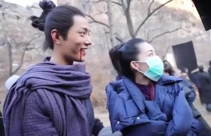 肖战片场搂着李沁的脖子,谁注意到李沁的反应?情商高低很明显