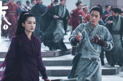 肖战片场搂着李沁的脖子,谁注意到李沁的反应?情商高低很明显