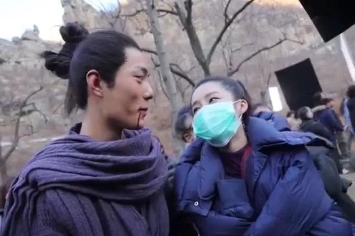 肖战片场搂着李沁的脖子,谁注意到李沁的反应?情商高低很明显