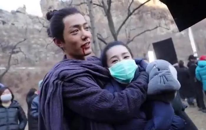 肖战片场搂着李沁的脖子,谁注意到李沁的反应?情商高低很明显