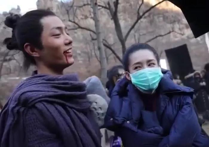 肖战片场搂着李沁的脖子,谁注意到李沁的反应?情商高低很明显