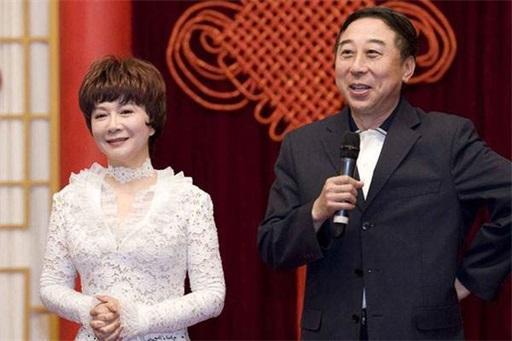 冯巩和老婆合影曝光,原来她长成这样,难怪不想公开