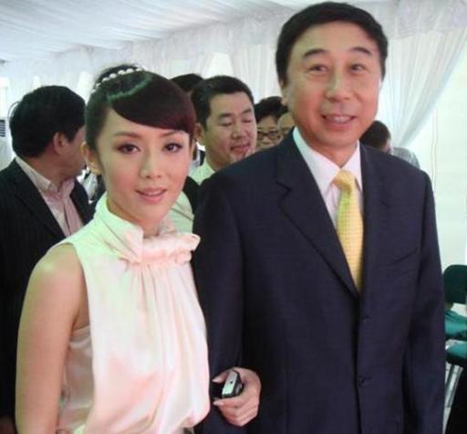 冯巩和老婆合影曝光,原来她长成这样,难怪不想公开