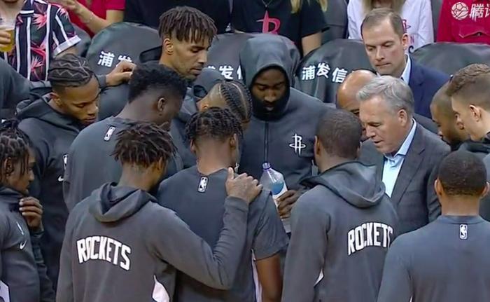 火箭1节赢上海22分,哈登7板9助4次导演暴扣,9指霸王50秒连轰3分