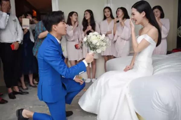 还记得《麻辣女兵》的汤小米吗?如今留长发拍结婚照,美到认不出