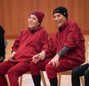 向佐妈妈年轻时是美人,与关之琳同框颜值竟还略胜一筹