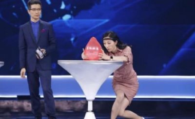 女星放走光,韩雪女神蹲,热巴用手捂,而这位外国明星非常有范