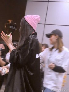 杨幂抵达长沙录制新一期的《密室大逃脱》,装扮清新亮丽宛如少女