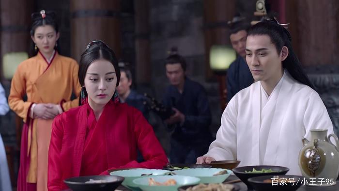 《烈火如歌》银雪逗如歌开心,还在众人面前说如歌喜欢的人是自己