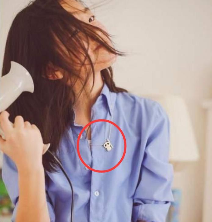 李嫣设计了一款项链明星争相戴着拍照,网友:款式一般,价格良心