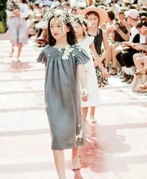 李嫣设计了一款项链明星争相戴着拍照,网友:款式一般,价格良心