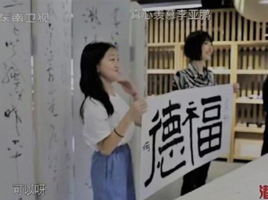 李嫣设计了一款项链明星争相戴着拍照,网友:款式一般,价格良心