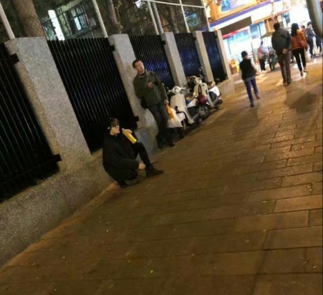 路人爆偶遇杨洋细节，网友：这个男孩也太乖了吧