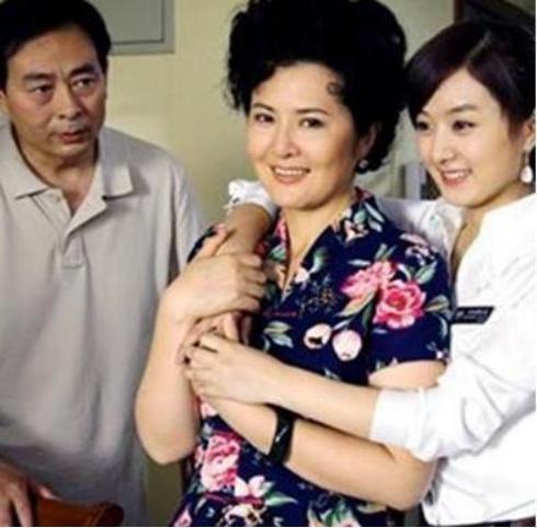 看到赵丽颖妈妈的近照,终于知道了赵丽颖长成这样的女孩真不容易