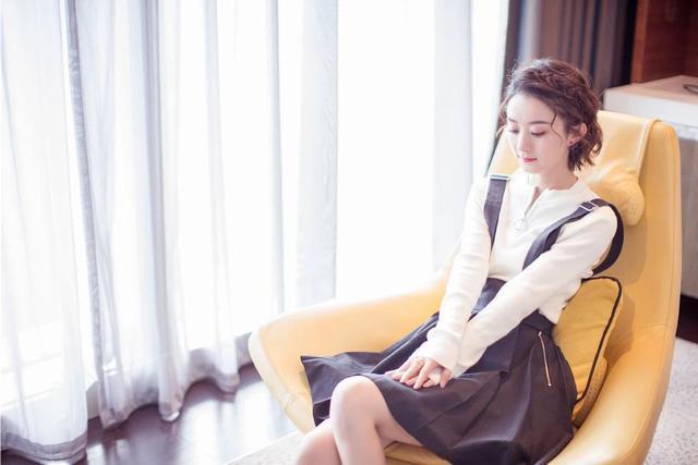 看到赵丽颖妈妈的近照,终于知道了赵丽颖长成这样的女孩真不容易