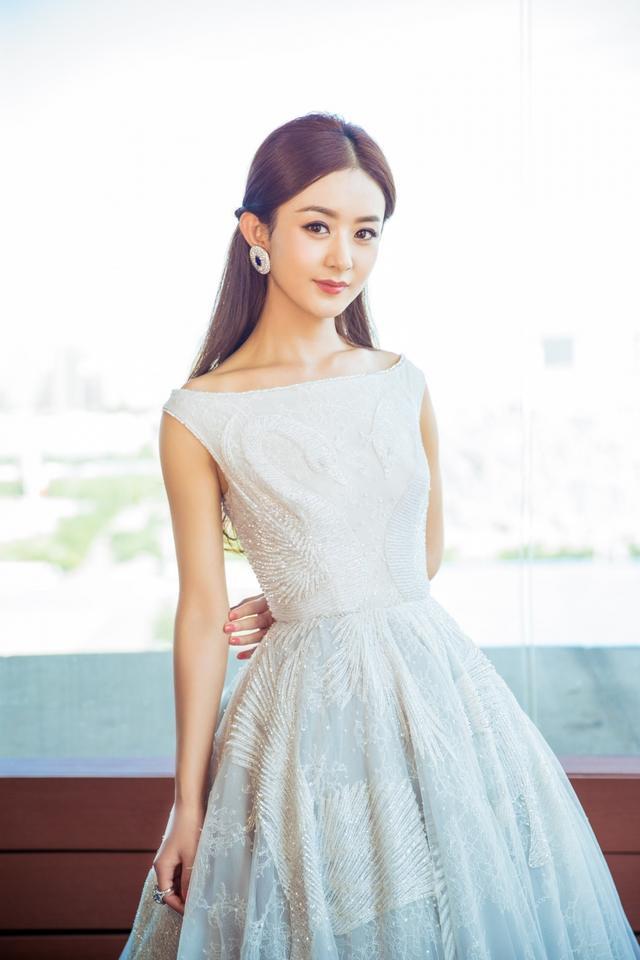 看到赵丽颖妈妈的近照,终于知道了赵丽颖长成这样的女孩真不容易