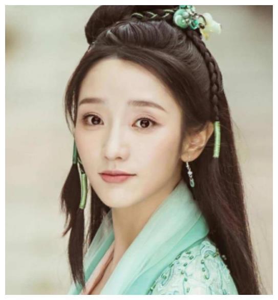 《白娘子》新旧版中,肖燕饰演小青的性格比陈美琪饰演的更显活泼