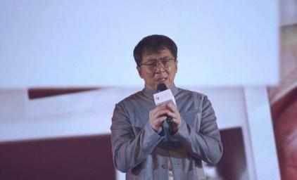 成龙结婚36年不离不弃,献歌林凤娇感动落泪,并自认是失职的父亲