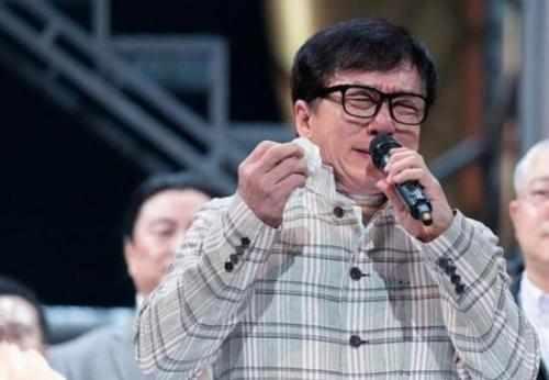 成龙结婚36年不离不弃,献歌林凤娇感动落泪,并自认是失职的父亲