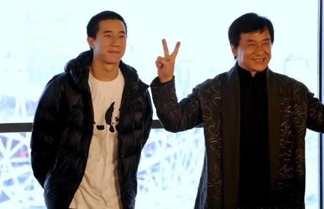 成龙结婚36年不离不弃,献歌林凤娇感动落泪,并自认是失职的父亲