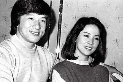 成龙结婚36年不离不弃,献歌林凤娇感动落泪,并自认是失职的父亲