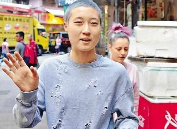 成龙结婚36年不离不弃,献歌林凤娇感动落泪,并自认是失职的父亲