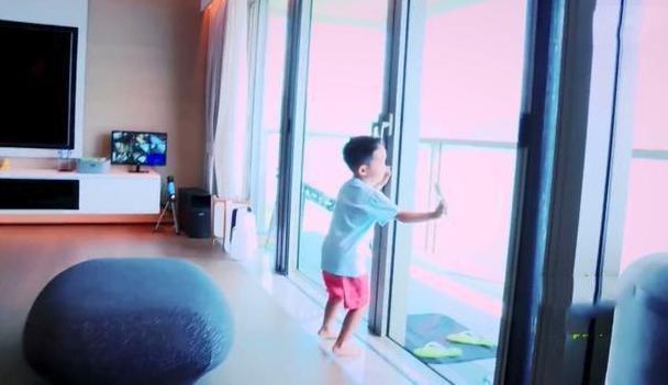 陈小春香港的豪宅:家里面积超级大,装修奢华像宫殿