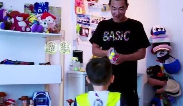 陈小春香港的豪宅:家里面积超级大,装修奢华像宫殿