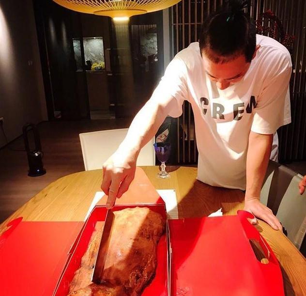 陈小春香港的豪宅:家里面积超级大,装修奢华像宫殿