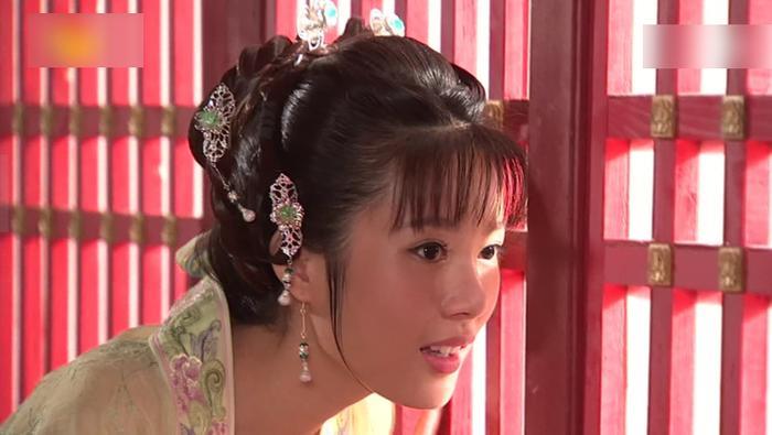 出道就被姑父捧红,如今姑父改捧小30岁娇妻,她只能以演网剧为生