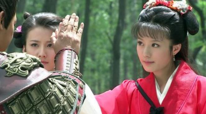 出道就被姑父捧红,如今姑父改捧小30岁娇妻,她只能以演网剧为生