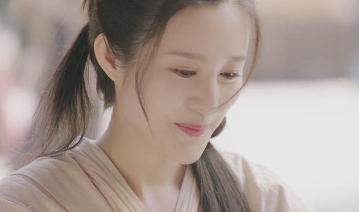 出道就被姑父捧红,如今姑父改捧小30岁娇妻,她只能以演网剧为生