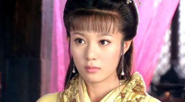 出道就被姑父捧红,如今姑父改捧小30岁娇妻,她只能以演网剧为生