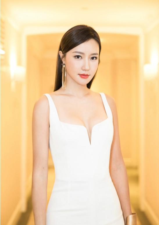 达芙妮老板娘,是张国立唯一女徒弟,如今36岁宛如少女