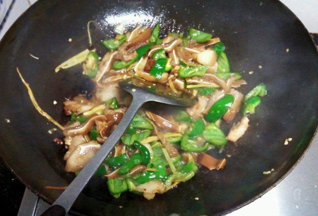 炒猪耳朵时,多加这一步,炒出来猪耳朵又香又脆还入味!