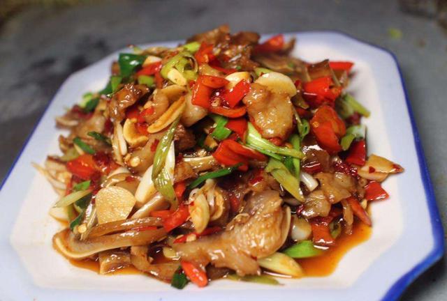 炒猪耳朵时,多加这一步,炒出来猪耳朵又香又脆还入味!