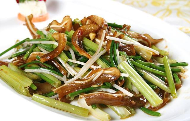 炒猪耳朵时,多加这一步,炒出来猪耳朵又香又脆还入味!