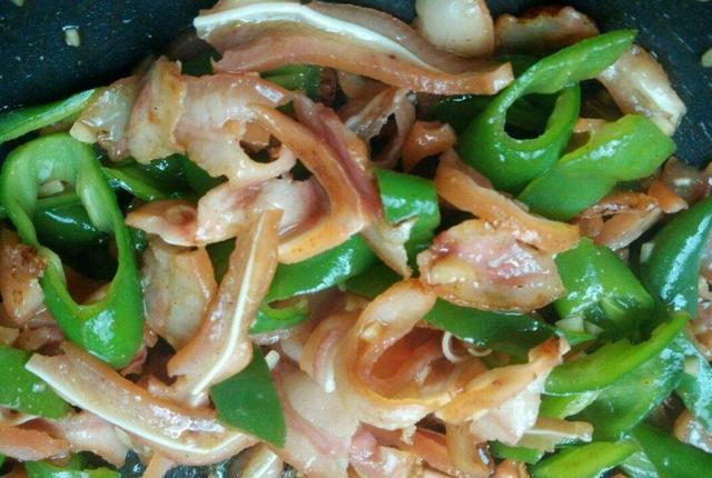 炒猪耳朵时,多加这一步,炒出来猪耳朵又香又脆还入味!