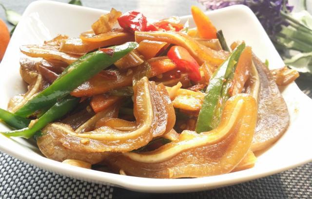 炒猪耳朵时,多加这一步,炒出来猪耳朵又香又脆还入味!