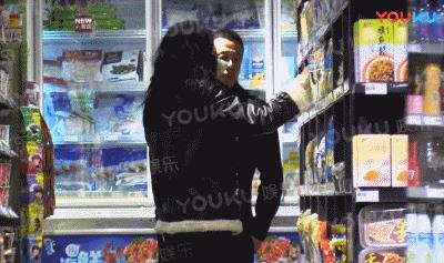 杨坤新女友曝光,年龄差距大性感漂亮,网友:真符合口味