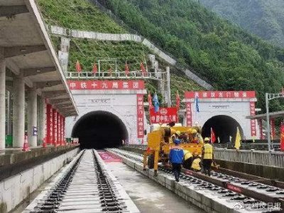 成兰铁路铺轨首次迈向川西高原