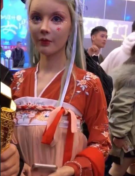 迪丽拉穿汉服暴露致命缺陷?芭比容颜掩盖不了,网友:后遗症明显