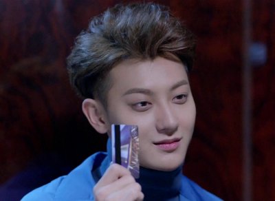 黄子韬在《谈判官》中饰演的谢晓飞,网友:男神太帅了