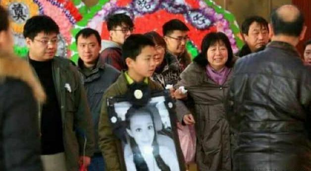 央视知名女主持身患子宫癌,为孩子放弃生命,去世时年仅26岁