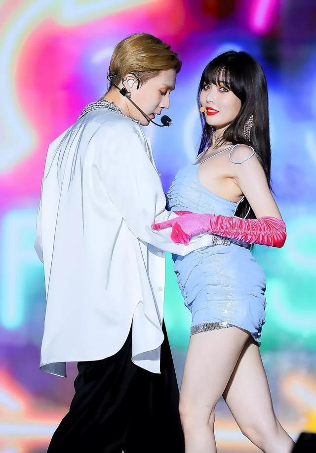 泫雅的男友道歉,金泫雅金晓钟公开搂腰调情,摸着她的胸口玩胸!