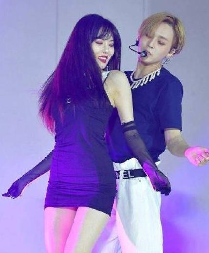 泫雅的男友道歉,金泫雅金晓钟公开搂腰调情,摸着她的胸口玩胸!