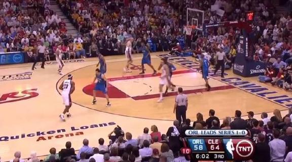 詹姆斯九东决一秒三分绝杀魔术。