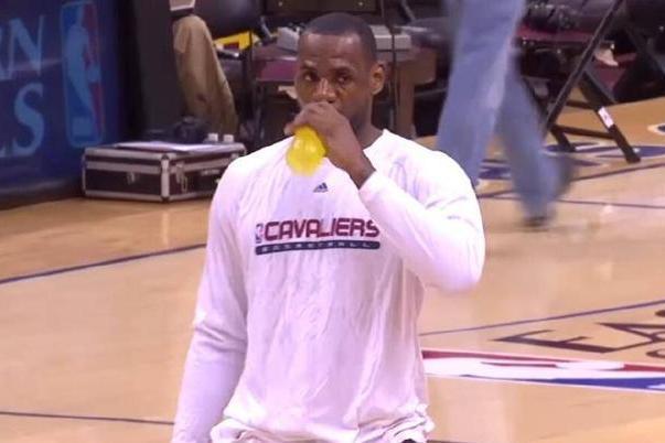 詹姆斯九东决一秒三分绝杀魔术。